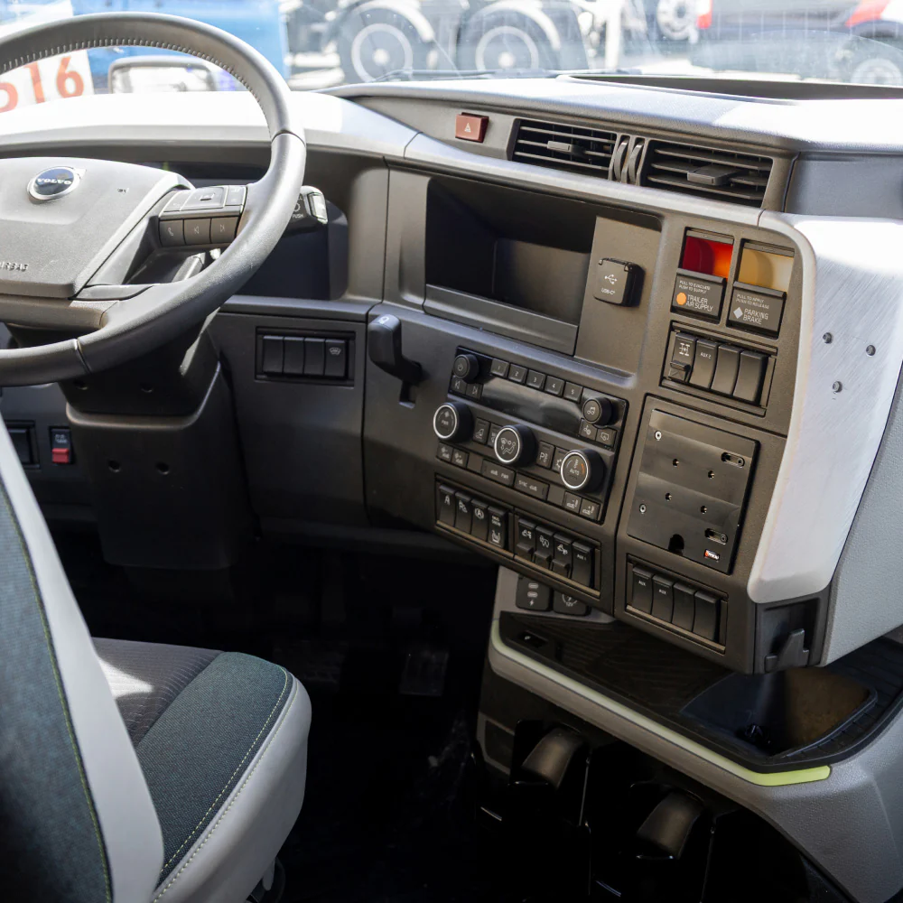 Extra-Strength Center Dash Mount for Volvo VNL / VNR - Image 8