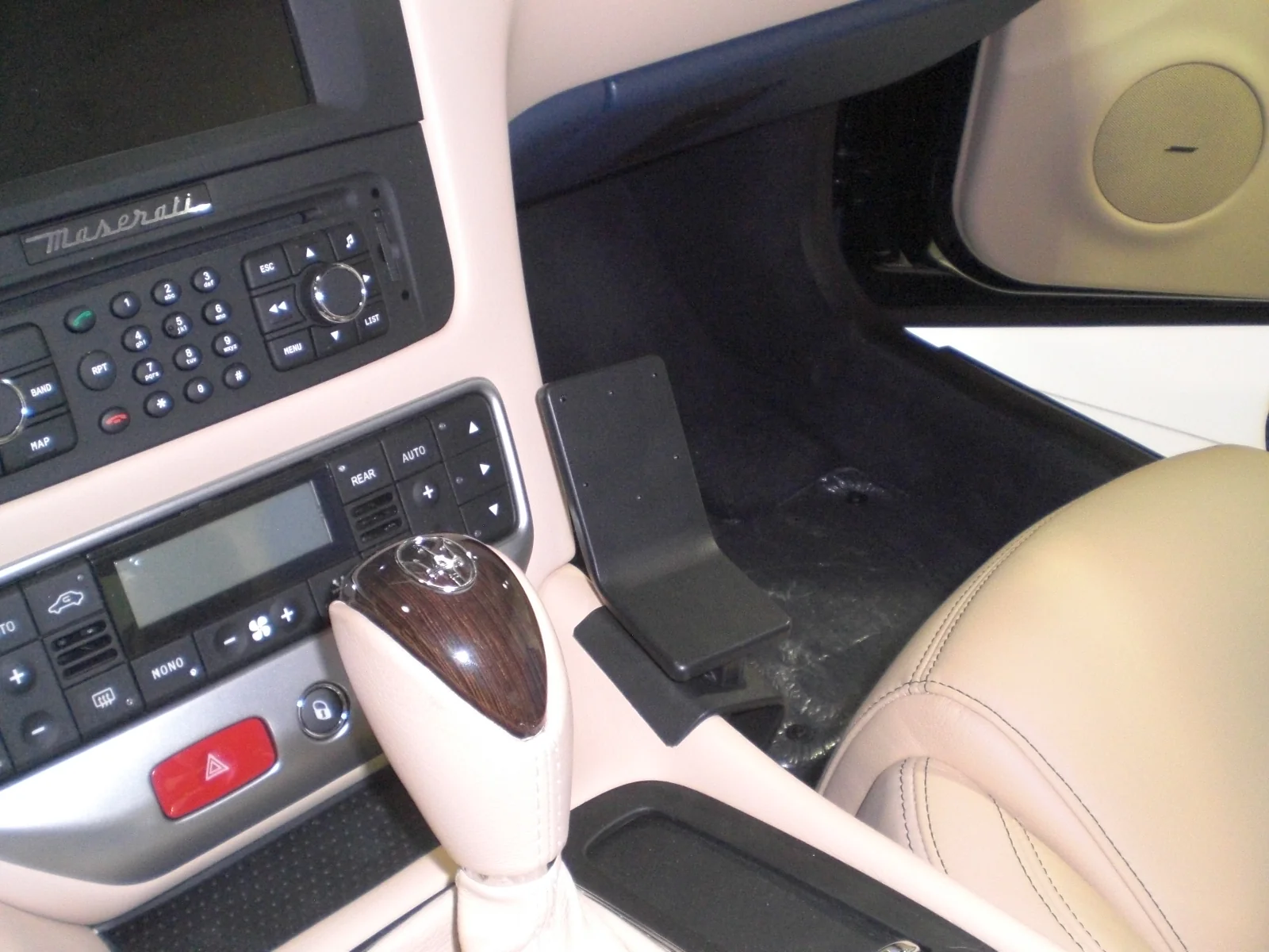 Right Console Mount for Maserati GranTurismo - Image 4