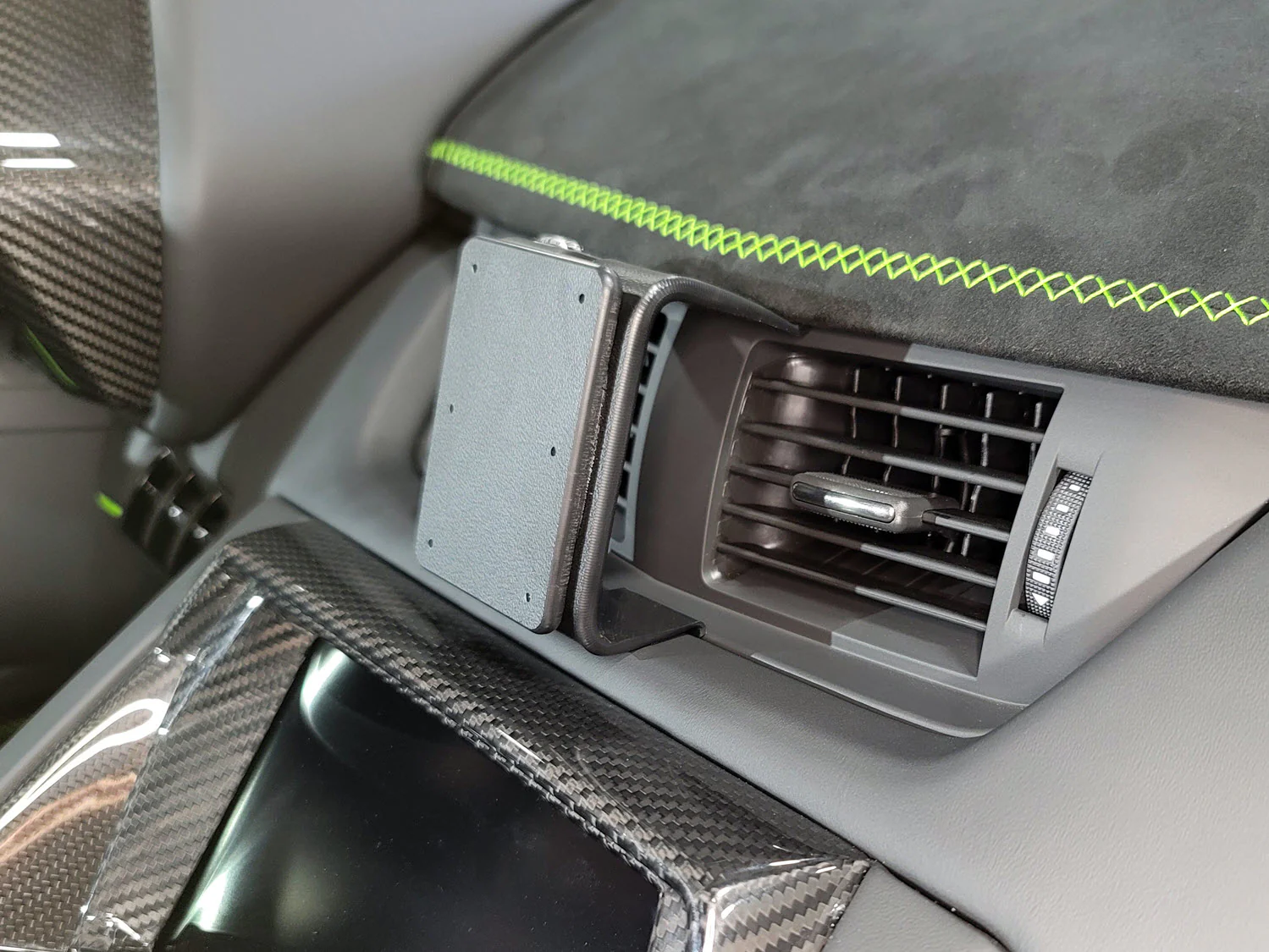 Center Dash Mount for Lamborghini Aventador - Image 6