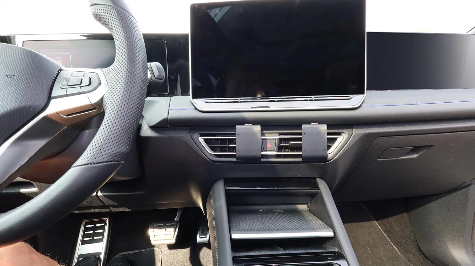 Volkswagen Tiguan Center Dash Mount - Image 4